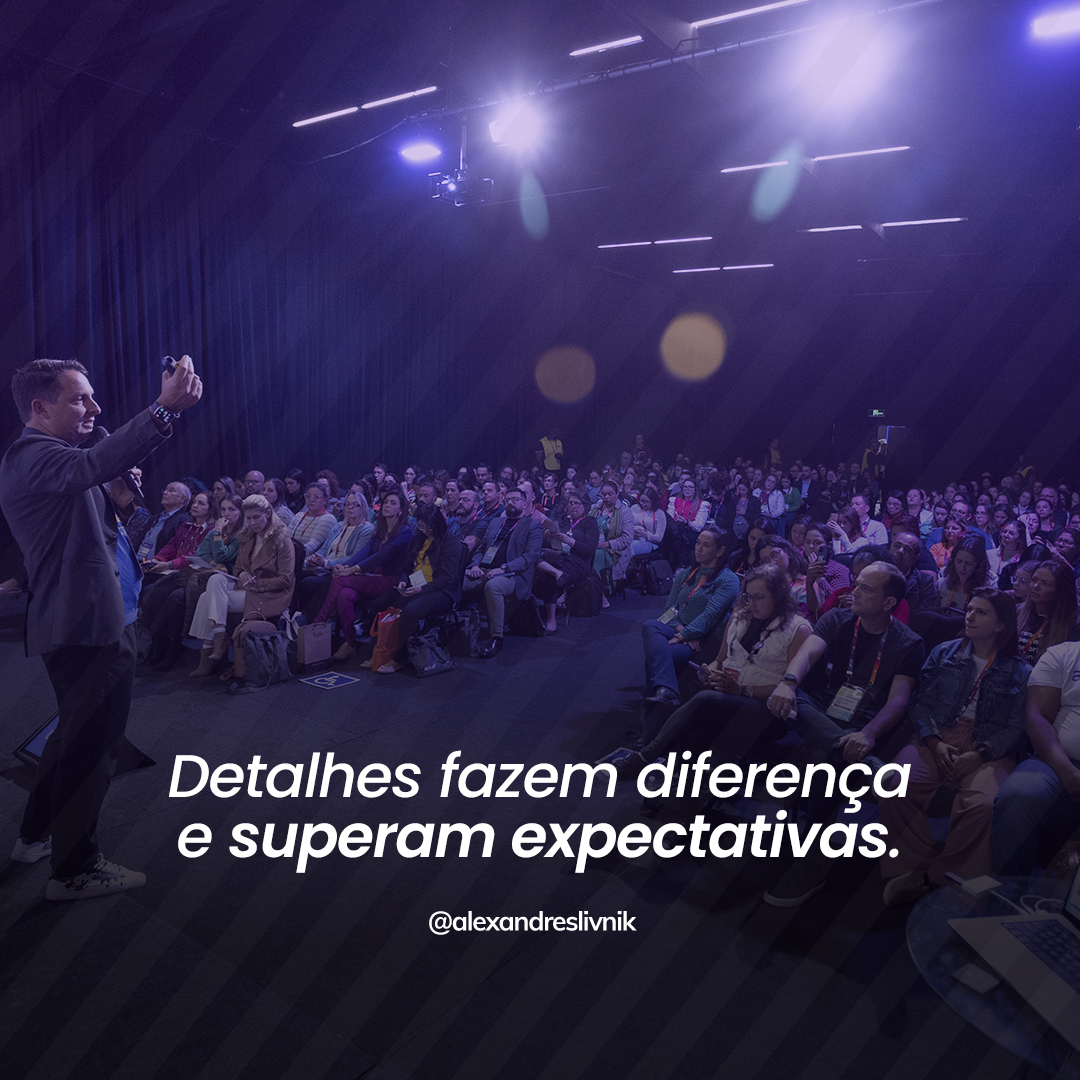 Treine a sua equipe para observar e valorizar cada detalhe no atendimento ao cliente.
Desde conhecer o histórico do cliente até personalizar cada interação com ele. Isso pode incluir gestos simples, como chamar o cliente pelo nome, oferecer soluções personalizadas e antecipar