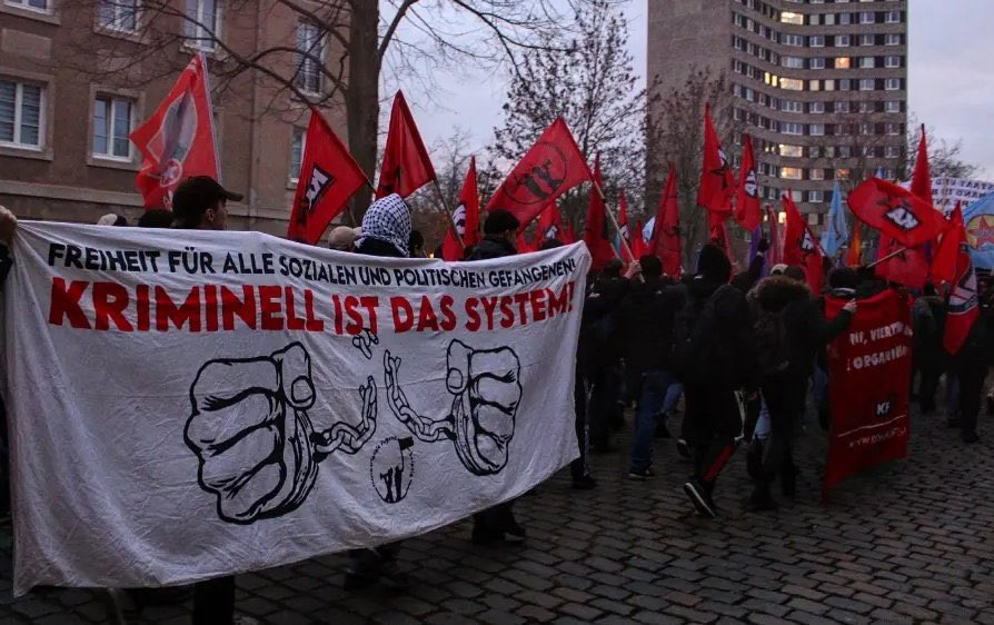 Interjugend's tweet photo. [IJ #Leipzig] 
Gestern gab es mehrere Hausdurchsuchungen hier in Leipzig in, wahrscheinlich im Zusammenhang mit dem Demo geschehen rund um #TagX (#le0306).
#Solidarität mit den Antifaschist:innen!
Stehen wir Seite an Seite zusammen gegen Repressionen!

#le2311 #le2411 #Antifa https://t.co/Vo46ciGssd