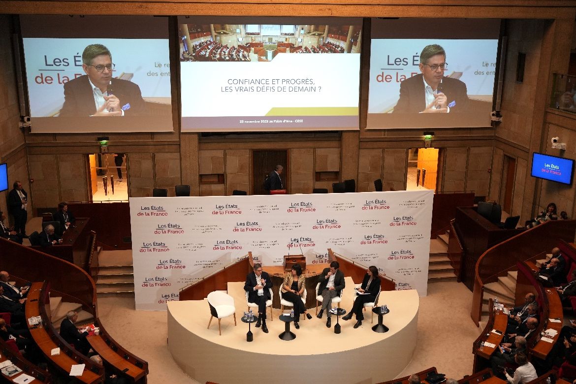 HumanTechF's tweet photo. Hier, aux @EtatsdelaFrance, @frEricOP, Président du ComEx de la @HumanTechF a participé à un panel sur le sujet :"Confiance et Progrès, les vrais défis de demain ?" avec @EmilieSidiqian, Directrice générale de @SalesforceFR et @GuillaumePitron , journaliste et auteur. https://t.co/A0bO4oOKzc