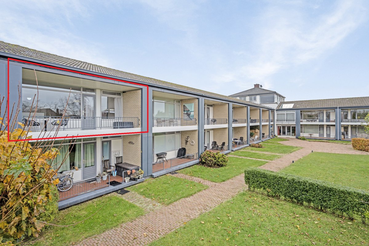 Nieuw in verkoop!
Aan de rand van een uitgestrekt bos, nabij duinen en strand, in een prachtige omgeving ligt dit 2-kamer recreatie appartement op de 1e verdieping van het kleinschalige appartementencomplex Pied á Terre. 
Vraagprijs: € 235.000,-- k.k.
pietwarmerdammakelaardij.nl/aanbod/woninga…