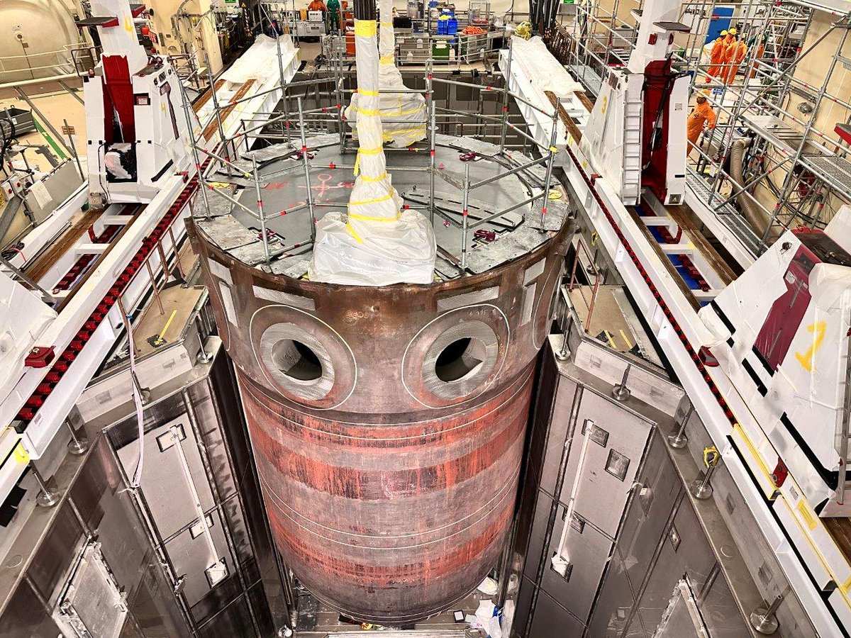 Gestern Morgen im Kernkraftwerk Grafenrheinfeld: Der Reaktordruckbehälter des #KKG wird aus seiner Einbaulage gehoben. Ein einmaliger Anblick! preussenelektra.de/grafenrheinfeld #rückbauläuft #preussenelektra