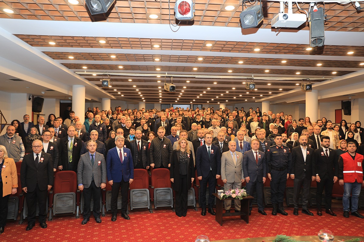 AkcaabatIlceMEM's tweet photo. Kaymakamımız Sn Ramazan KURTYEMEZ, Belediye Başkanımız Sn Osman Nuri EKİM'in teşrifleri ve ilçe Protokolü'nün katılımlarıyla Akçaabat Atatürk Mesleki Ve Teknik Anadolu Lisesi'nin hazırlayıp sunduğu "24 Kasım Öğretmenler Günü Kutlama Programı" gerçekleştirildi. https://t.co/iyBon1tQue