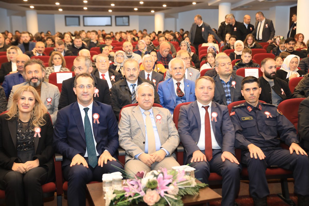 AkcaabatIlceMEM's tweet photo. Kaymakamımız Sn Ramazan KURTYEMEZ, Belediye Başkanımız Sn Osman Nuri EKİM'in teşrifleri ve ilçe Protokolü'nün katılımlarıyla Akçaabat Atatürk Mesleki Ve Teknik Anadolu Lisesi'nin hazırlayıp sunduğu "24 Kasım Öğretmenler Günü Kutlama Programı" gerçekleştirildi. https://t.co/iyBon1tQue