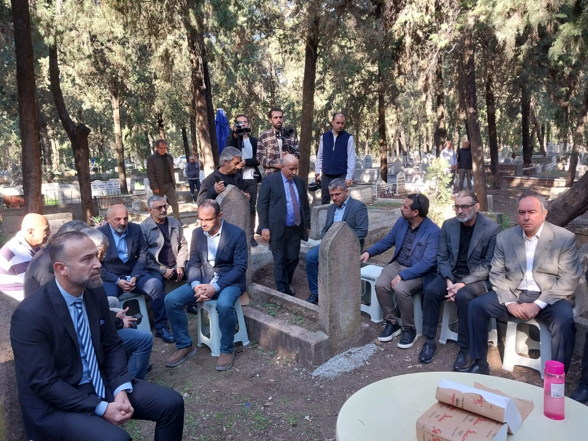 Çukurova Gazeteciler Cemiyeti (@cukurovagc) on Twitter photo Çukurova Gazeteciler Cemiyeti Genel Sekreteri ve Türkiye Gazeteciler Sendikası Adana Şube Başkanı iken vefat eden Mustafa Gümüşdamla, aramızdan ayrılışının 12. yıldönümünde Asri Mezarlığındaki kabri başında düzenlenen törenle anıldı. Çukurova Gazeteciler Cemiyeti Genel Sekreteri ve Türkiye Gazeteciler Sendikası Adana Şube Başkanı iken vefat eden Mustafa Gümüşdamla, aramızdan ayrılışının 12. yıldönümünde Asri Mezarlığındaki kabri başında düzenlenen törenle anıldı.