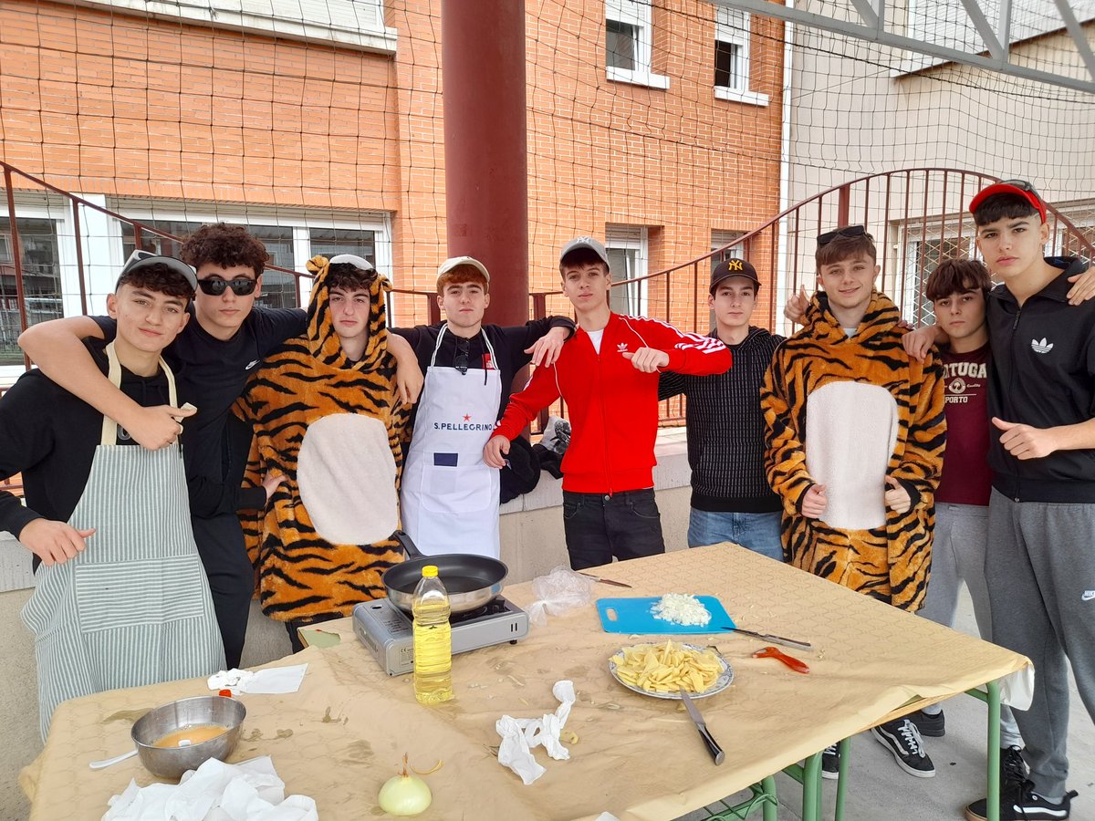 smiportu's tweet photo. Juan María Asteko Tortila Lehiaketa Batxilergoan.

Portugalete osoan usain goxo-goxoa dago.

Todo Portugalete huele a un rico aroma a tortilla del concurso de Bachillerato de la semana de Juan María. 

#EtorkizunariBegira #LaMennaisCUIDA #jm23 @KristauEskola @PortugaleteON https://t.co/YdserMSutc