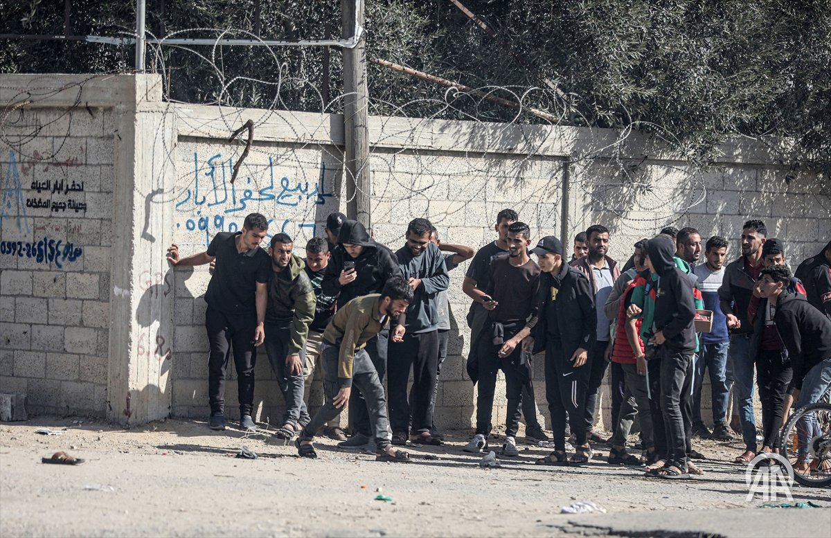 İsrail ordusunun, çatışmalara insani ara verilen Gazze Şeridi'nde bölgenin güneyinden kuzeyine dönmeye çalışan Filistinlilere ateş açtı. Saldırılara rağmen Filistinliler Gazze şehrinin güneyindeki Ez-Zeytun Mahallesi'ne ulaşmaya çalıştı.  
📸: Mustafa Hassona/AA