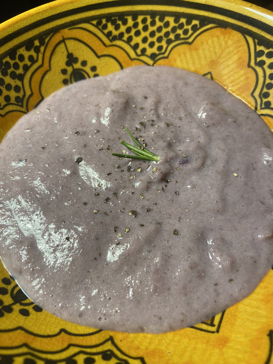 紫菊芋も、割とほっといても育ってくれた😇 ありがたすぎる。 オリーブオイルと庭のローズマリーで炒めたり、紫芋も合わせて豆乳ポタージュにしたりして秋の味覚を楽しんでます🫚🥣 お塩が味の決め手です👌 #イヌリン #アントシアニン