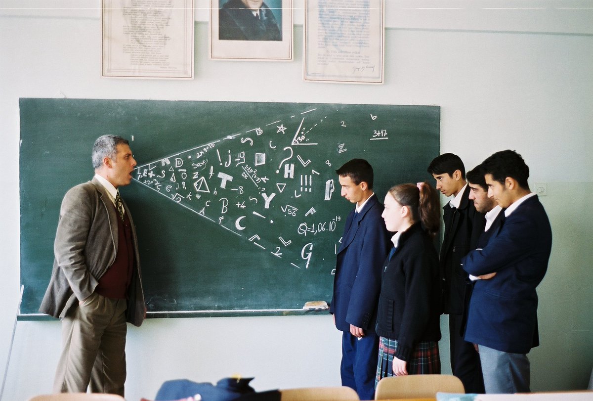 balciawake's tweet photo. Sanatçı Fatih Balcı 1990-2001 yılları arasında görev yaptığı Diyarbakır Güzel Sanatlar Lisesi’nde 1995 yılında çektiği öğretmenlikle ilgili bir dizi fotoğraftarını Öğretmenler Günü nedeniyle sanat kamuoyu ile paylaşıyor.
#öğretmenlergünü #24kasimogretmenlergunu #contemporaryart https://t.co/klB5ros6JG