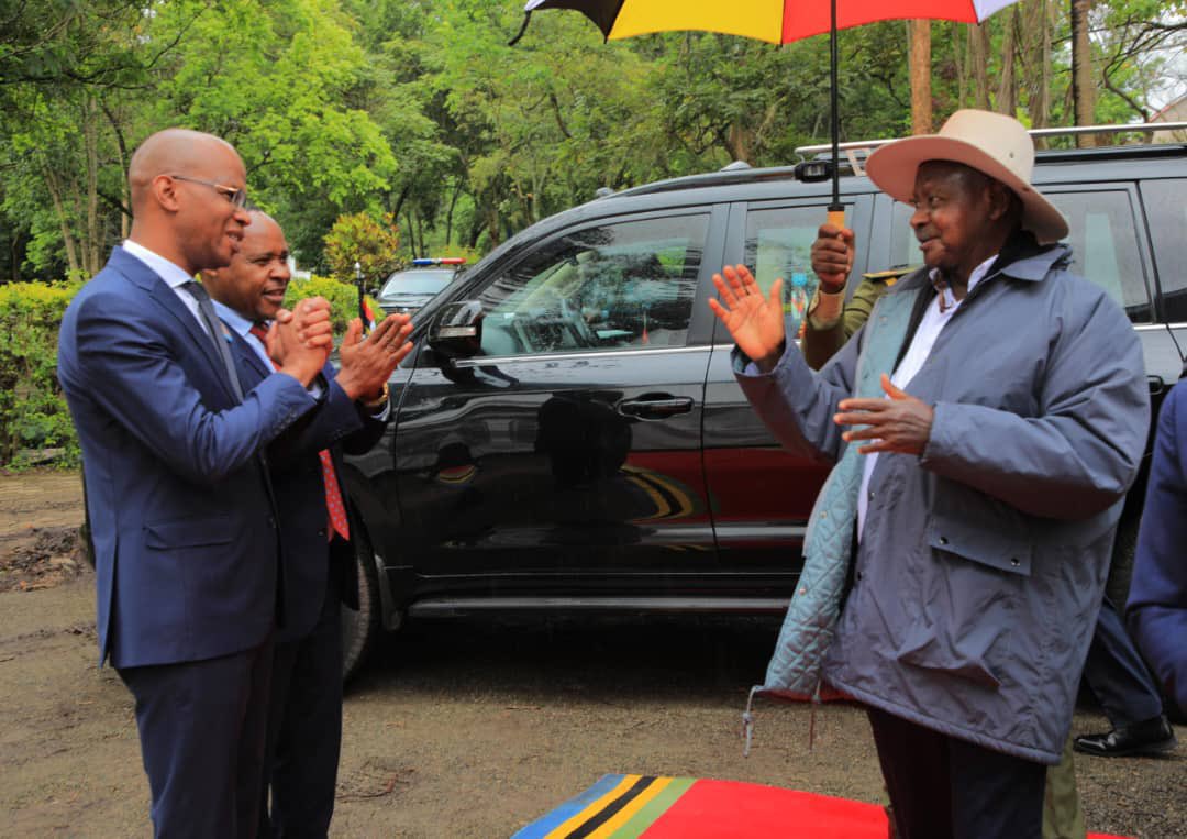 Guerre dans l'est de la #RDC : Felix Tshisekedi, le Président congolais ne se rendra pas à #Arusha  Tanzanie 🇹🇿 comme prévu.  Il sera représenté par <a href="/bembajp/">Jean Pierre Bemba</a> . Le #Rwanda de  Kagame sera représenté au même sommet selon des sources concordantes.
