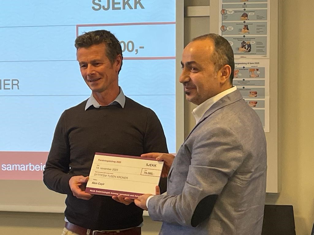 Big congratulations to Dr. Akin Cayir, postdoc in the Prof. Dr. Yvonne Böttcher Lab, in winning a research stipend from the Norwegian Endocrine Society (sponsored by Astra Zeneca)! Cheers!  @Ahus_no