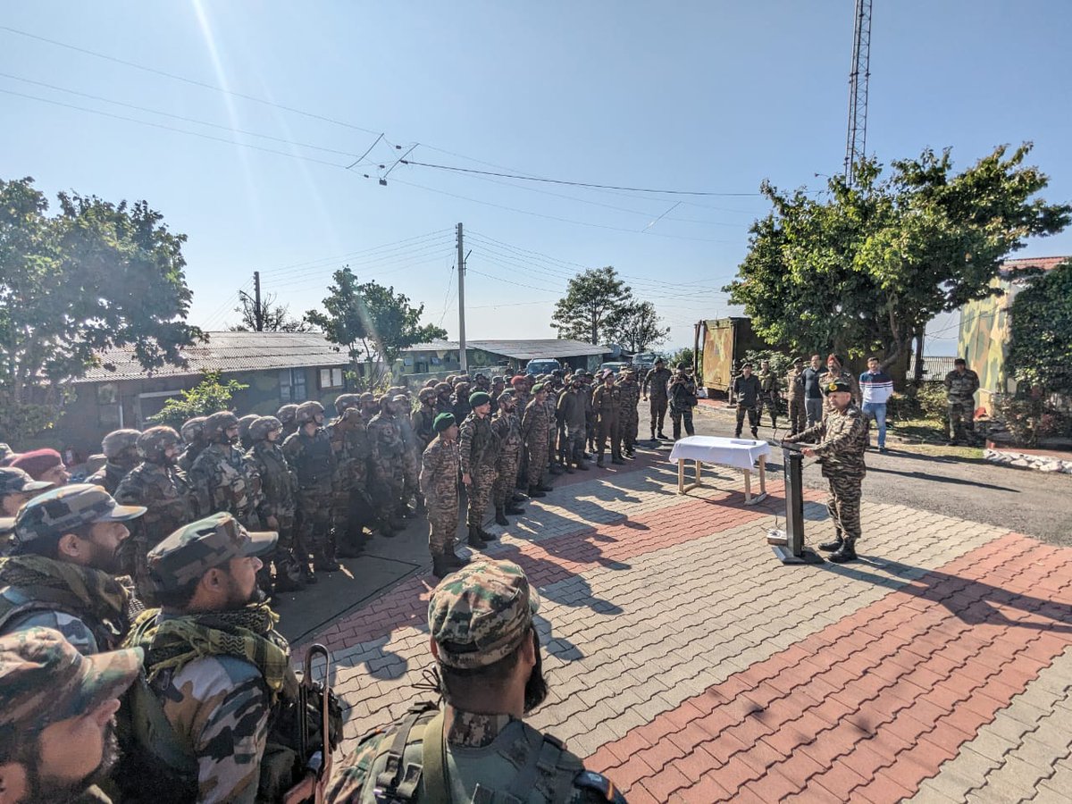 #OPSOLKI

#LtGenUpendraDwivedi #ArmyCdr, Northern Command visited #Kalakote area in #Rajouri and reviewed the operational situation. He was briefed on the recently conducted operation in which two hardcore terrorists were neutralised. 

The Army Commander complimented  &…