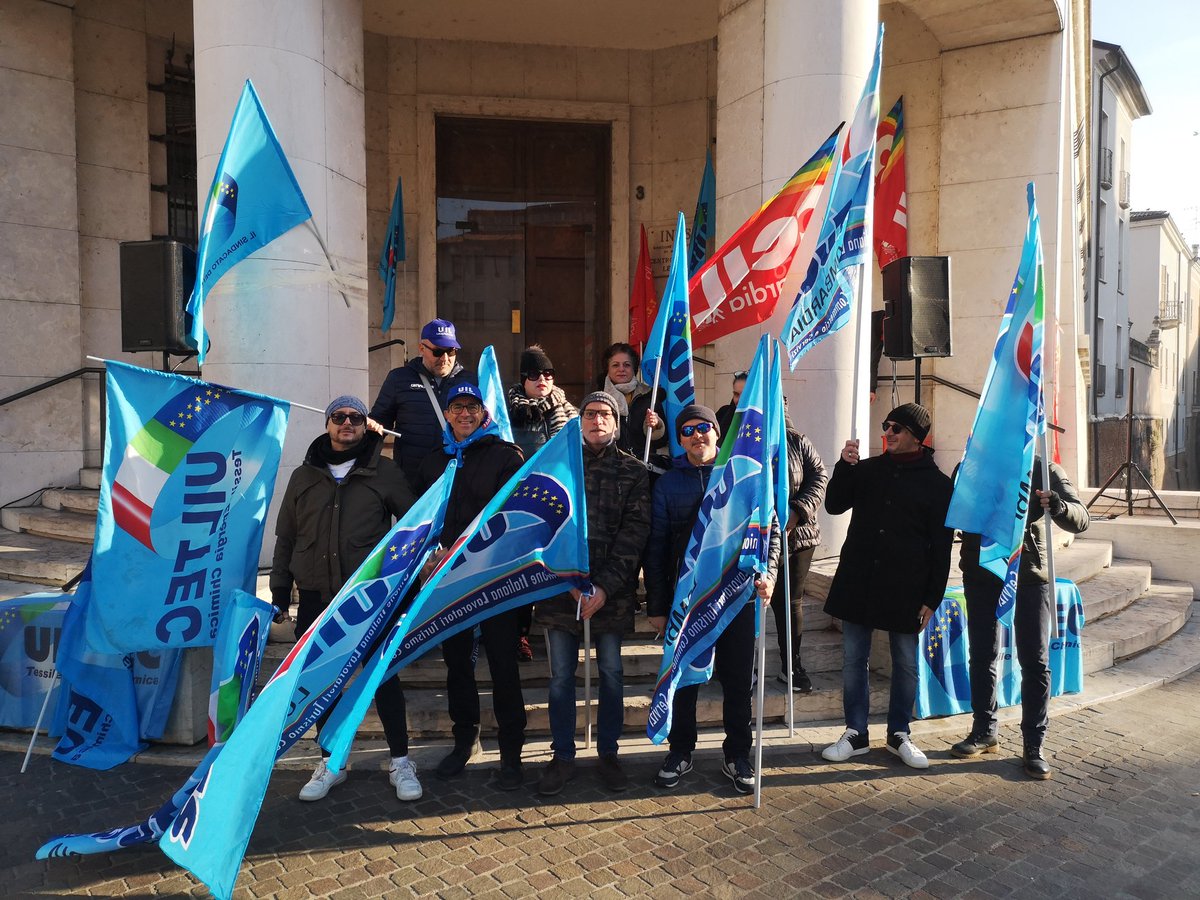 La delegazione Uiltucs Mantovana presente per una grande giornata di mobilitazione Nazionale a Mantova per dire NO ad una finanziaria iniqua  e totalmente sbagliata. Nessuno ci potrà fermare nemmeno questo governo che vorrebbe cancellare il Sindacato. Meloni &amp; C RASSEGNATEVI