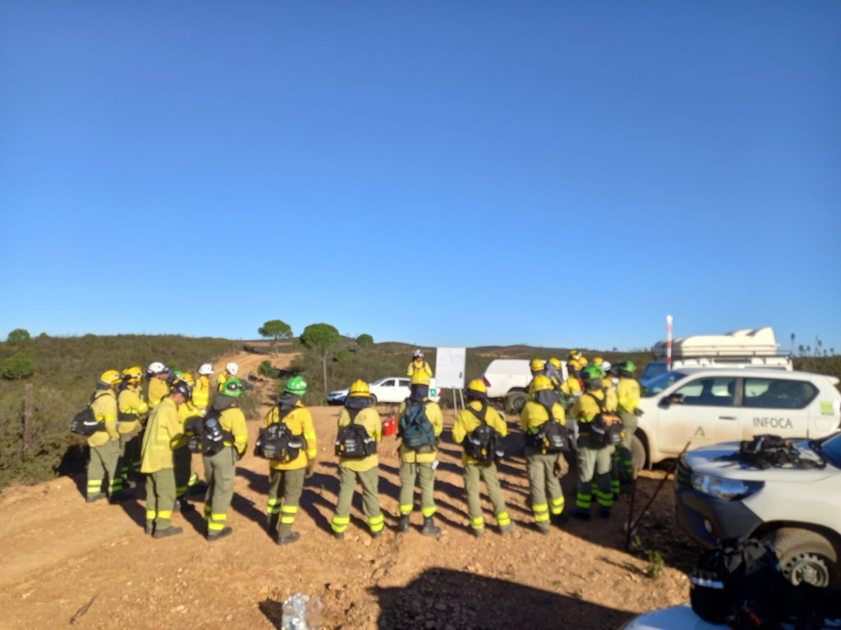 Plan_INFOCA's tweet photo. ℹ️ La quema prescrita en el monte Madroñalejo, Aznalcóllar, ha sido planificada para eliminar matorral y facilitar el aprovechamiento ganadero; formación en el uso y manejo del fuego, y reducción del combustible.

📍 Uso del 🔥 bueno para prevenir #IIFF

#rxfire 
@CILIFO_UE https://t.co/8LVZc0eQ5u