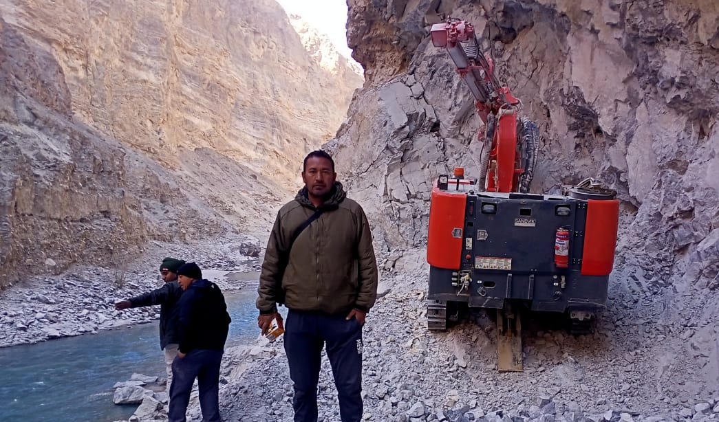 EarthNewsLadakh's tweet photo. Joint team of Ladakh #UTDRF and #ALTOA assess preparedness for forthcoming #ChadarTrek on #ZanskarRiver. Chadar Trek is likely to be open in the month of #January.
@lg_ladakh @utladakhtourism @sectourismutl @DC_Leh_Official https://t.co/M5ig40RwR6