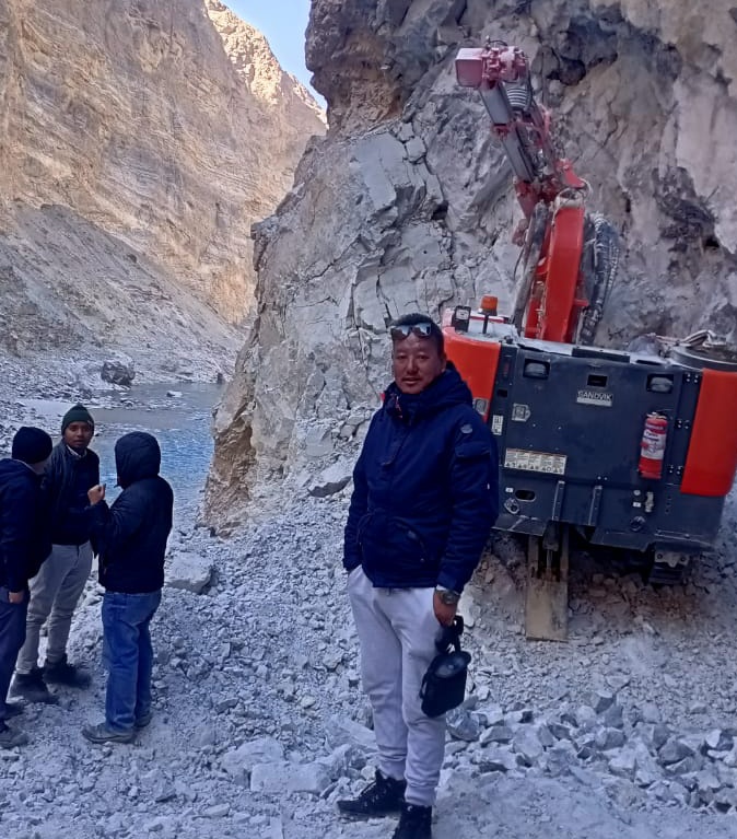 EarthNewsLadakh's tweet photo. Joint team of Ladakh #UTDRF and #ALTOA assess preparedness for forthcoming #ChadarTrek on #ZanskarRiver. Chadar Trek is likely to be open in the month of #January.
@lg_ladakh @utladakhtourism @sectourismutl @DC_Leh_Official https://t.co/M5ig40RwR6