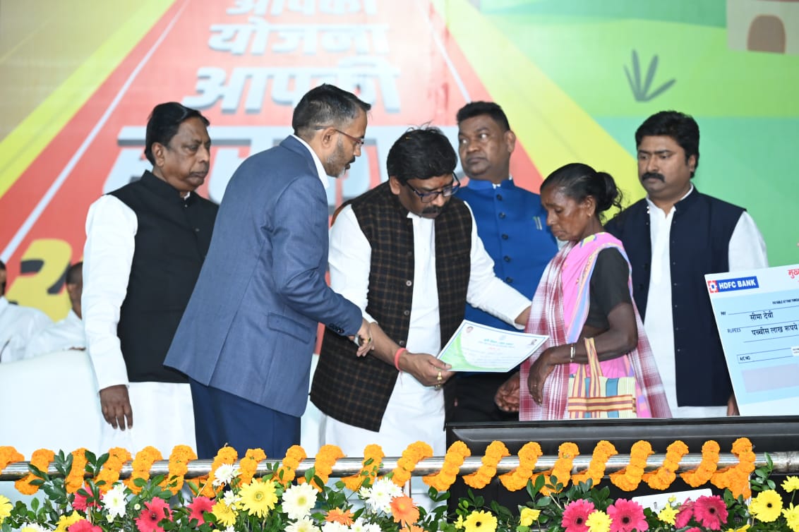 JharkhandCMO's tweet photo. करीब 3,97,330 लाभुकों के बीच ₹298 करोड़ की परिसंपत्ति का वितरण हुआ। 
@SarkarApkeDwar 
@dc_sahibganj
#SarkarApkeDwar https://t.co/BcBTG9S1At