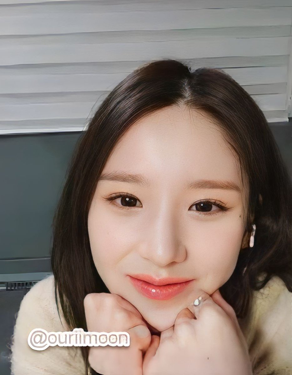 ouriimoon's tweet photo. Our #Heejin who answers her fans so cutely! Today's look is so pretty~ #희진 너무 예�� ❤️ It's getting colder so stay warm! Thank you for the laughs today, eat well and rest well ❤️ #ARTMS #OURII #Orbit #Loona https://t.co/ZJSxU6lP0L