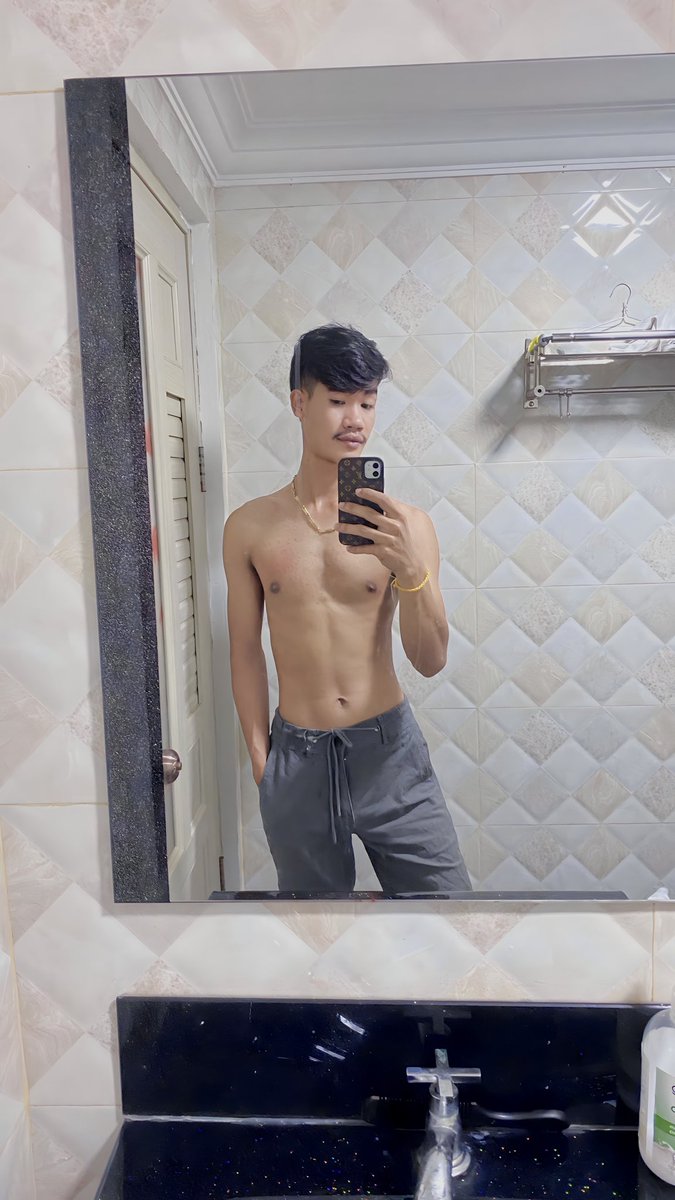 chrii_lee's tweet photo. អ៊ុំទូកអត់គួរអីបងកំដរបាន

   https://t.co/1JVQLB3BD6 https://t.co/hLksrf7jjr
