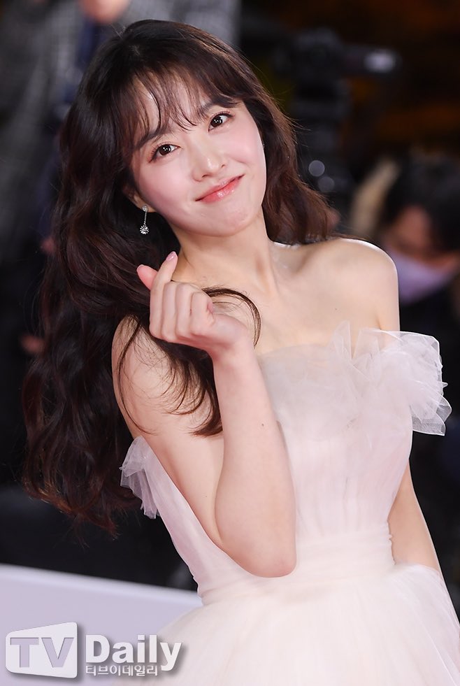theseoulstory's tweet image. 📸 Park Bo Young at the red carpet of the 44th Blue Dragon Film Awards today 💗

#BlueDragonFilmAwards2023