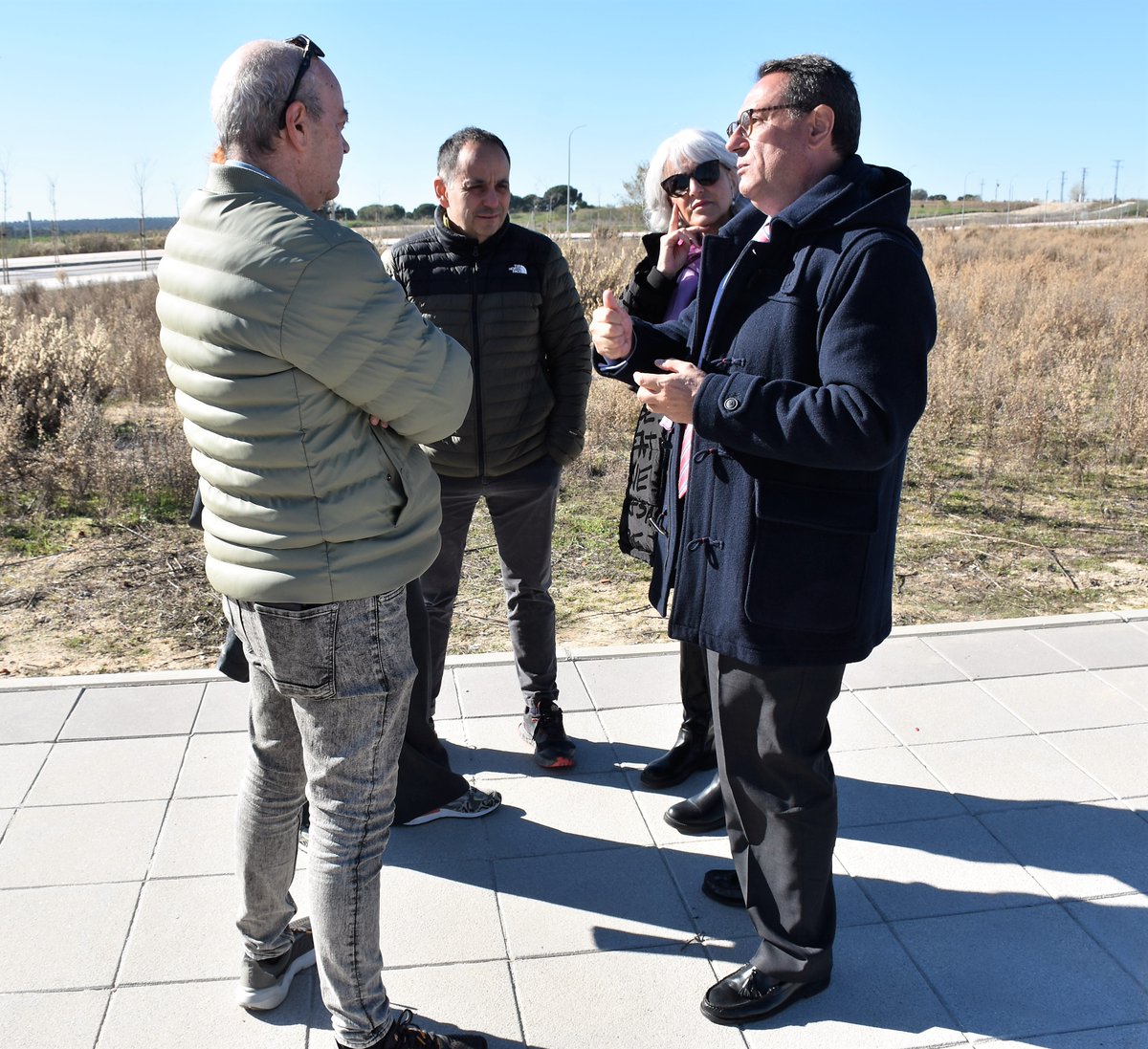 Aytovilladeodon's tweet photo. El alcalde mantiene un encuentro con vecinos del Monte de la Villa para informarles del momento en el que se encuentra la recepción de este sector
En el mismo también han estado presentes miembros de la Junta de Compensación y el concejal de Urbanismo
ℹ️ https://t.co/9LAOGkNyhN https://t.co/nd9F4JWMxp