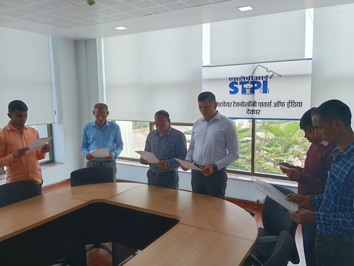 STPI-Deoghar staffs reading the preamble of Indian Constitution on the occasion of #ConstitutionDayalso known as #SamvidhanDivas. #STPIINDIA #KnowYourConstitution @Arvindtw