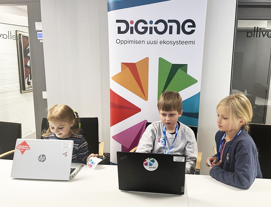 Millaista on olla töissä DigiOne-hankkeessa? Nuoremman polven oppimisen asiantuntijat Molli, Kasper ja Matilda tutustuivat tänään Vantaan toimistolla uuden oppimisen ekosysteemin eli DigiOnen kehittämiseen Lapset mukaan töihin -päivänä.

#DigiOneFi #LapsetMukaanTöihin2023