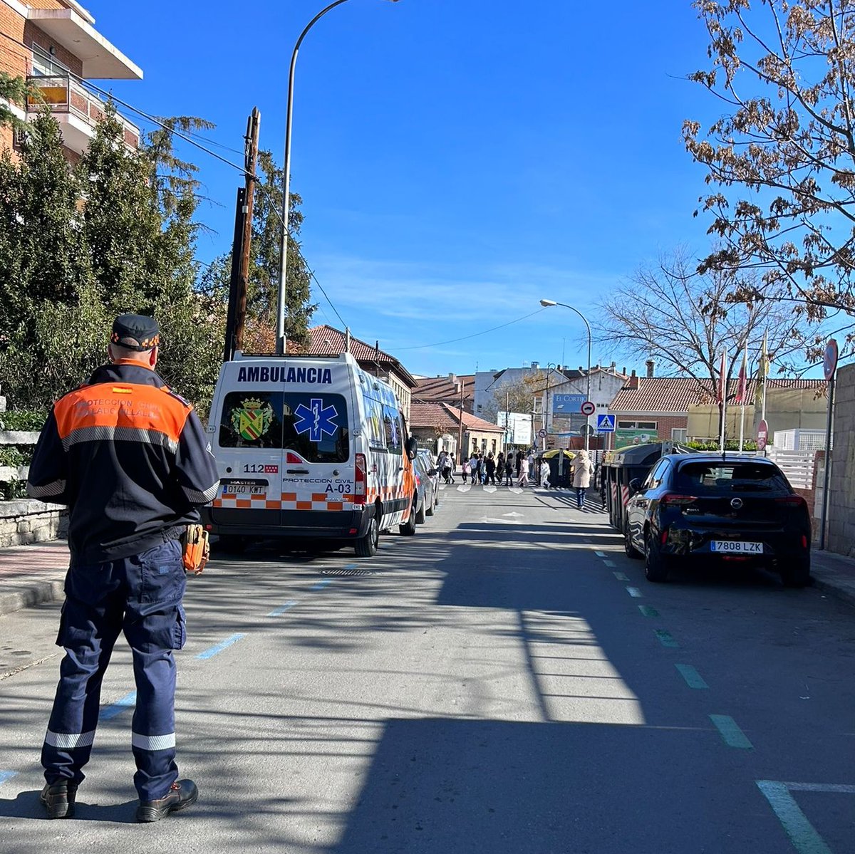 Esta mañana desplegamos la ambulancia SVB con 4 componentes con motivo del simulacro de evacuación realizado en el CEIP Antonio Machado de #ColladoVillalba.

La prevención y preparación, claves en #ProtecciónCivil.

#LasProtesCuentan
#EspírituNaranja 🧡🦺