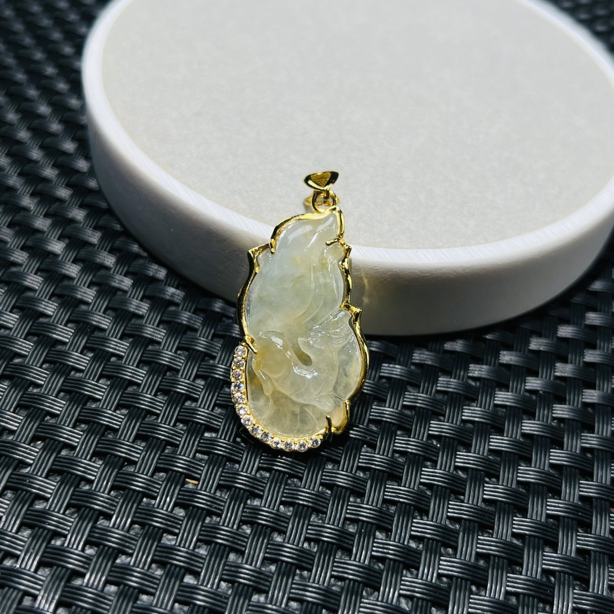 d4ngems's tweet photo. Mặt dây chuyền Hồ Ly Chúa Ngọc Jade A Nếp Băng .
Đã lên mặt bọc vàng .
Kích thước 33*18mm .
---------
#jade #jadea #nepbang #ngoc #ngocjade #ngocjadea #matdaychuyen #matday #vip #dep #sang #hochua #holy #cuuvyho #caochinduoi #matdaychuyenholy https://t.co/58gzLqVYS1