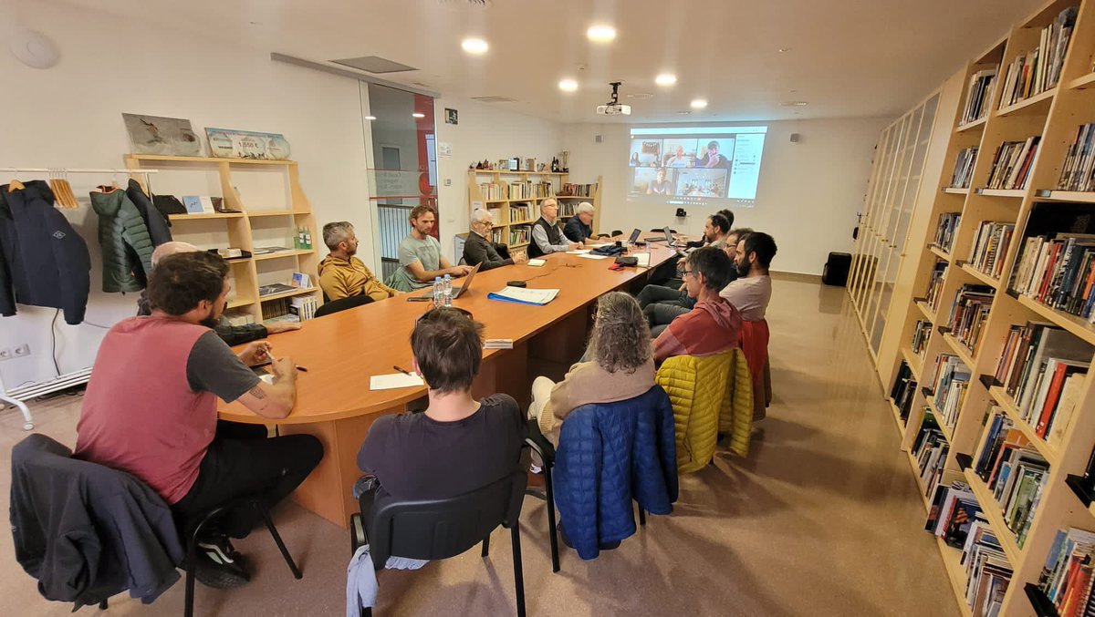 Reunió amb els guardes 🏡 #refugisfeec per a seguir treballant per millorar els refugis. 

#sentlamuntanya #sommuntanya