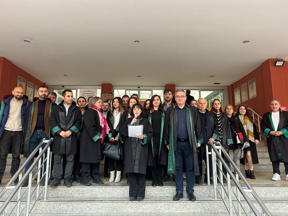 khm_kocaelibaro's tweet photo. 25 Kasım Kadına Yönelik Şiddete Karşı Uluslararası Mücadele Günü kapsamında Kocaeli Adliyesi'nde Basın Açıklaması yapıldı. https://t.co/R48lQDBWf5