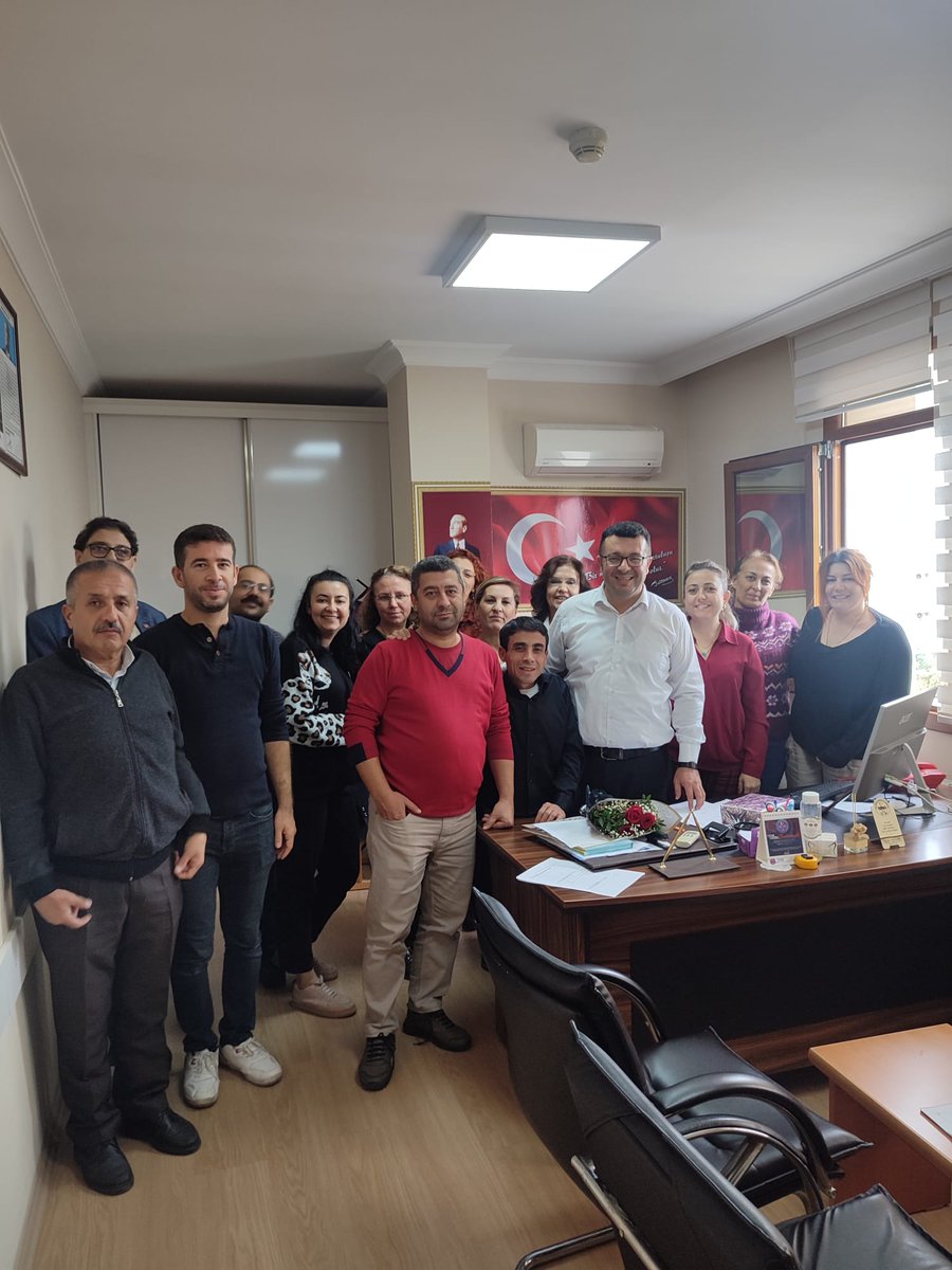 İlçe Milli Eğitim Müdürlüğü Personelleri, Milli Eğitim Müdürümüz Sayın Aydın Yüzbaşıoğlu, Şube Müdürlerimiz Sayın Duygu Çevirgen Uzun, Sayın Yalçın Fırat ve Sayın Cafer Tosun'un öğretmenler gününü kutladı.
<a href="/aydinyuzbasiogl/">Aydın YÜZBAŞIOGLU</a> <a href="/Duygu__uzun/">Duygu Çevirgen Uzun</a> <a href="/Cfr53374939/">Cfr</a>