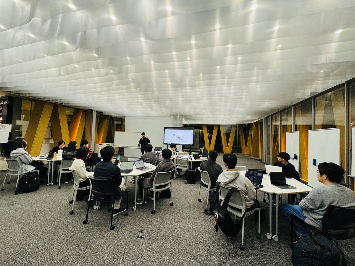 IOSToken_jp's tweet photo. Web3産学教育ハッカソン #HIVEHack では、意欲ある近畿大学の学生様が一堂に会してプログラムに取り組まれていました✨
本日は @BunzzDev の講習、ブロックチェーン技術に関する講義、過去のHIVEHackでの制作物紹介が行われました!
明日が本格的なハッカソンです!
みんながんばれ~👋
#IOST https://t.co/NwnoQPMo9x
