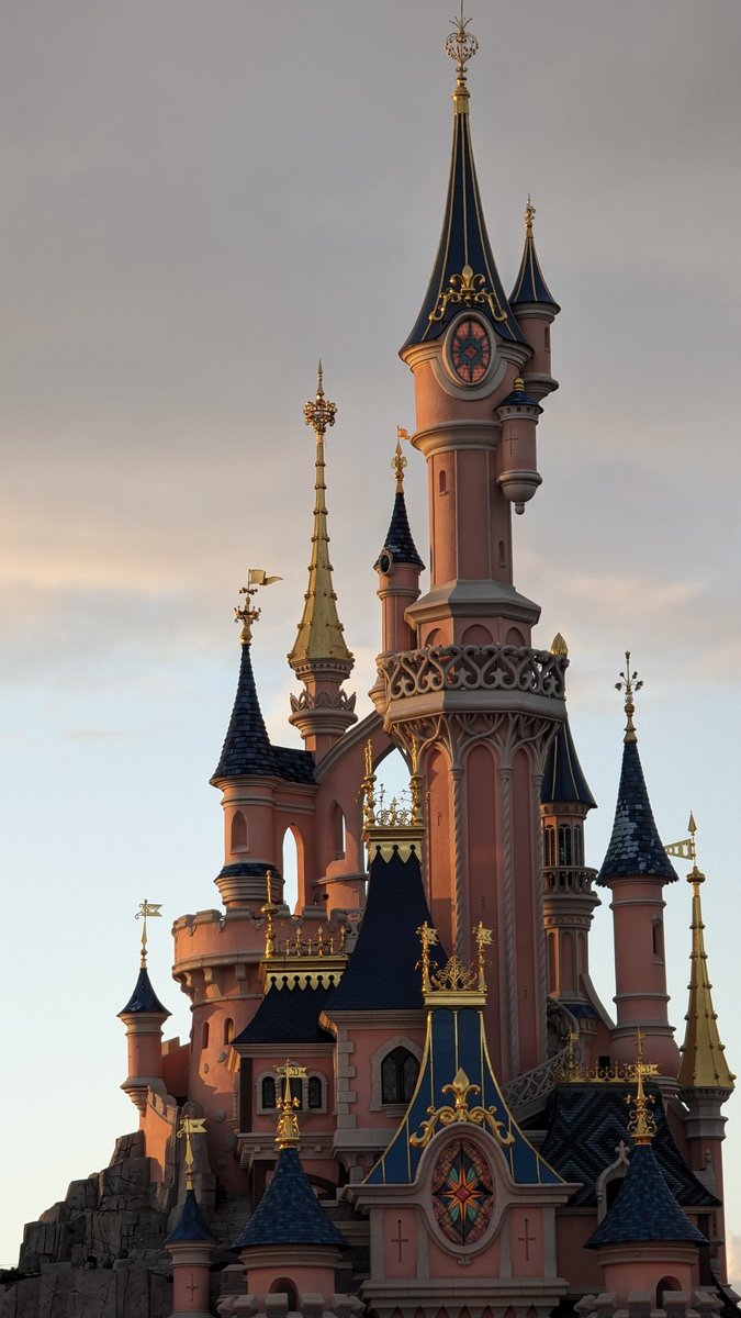Aujourd'hui, officiellement, je ne suis plus Pass Annuel a Disneyland Paris ! 
Une page qui se tourne 👋 

Je reviendrai quand un PA a 600€ ça vaudra le coup, avec des services premium et des attractions intéressantes.
Ou quand je serai riche, on verra !

La bises 😘