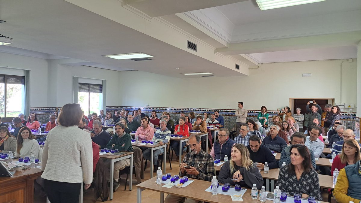 IfapaJunta's tweet photo. 👏 Gran éxito de la VIII Jornada de Cata de #AOVEs del #IFAPA celebrada en el centro Alameda del Obispo, #Córdoba 

🫒 Una cita para dar a conocer la Colección Mundial de Variedades de #Olivo, una fuente de diversidad, aromas y sabores 💚 https://t.co/RKHJAV1zoS