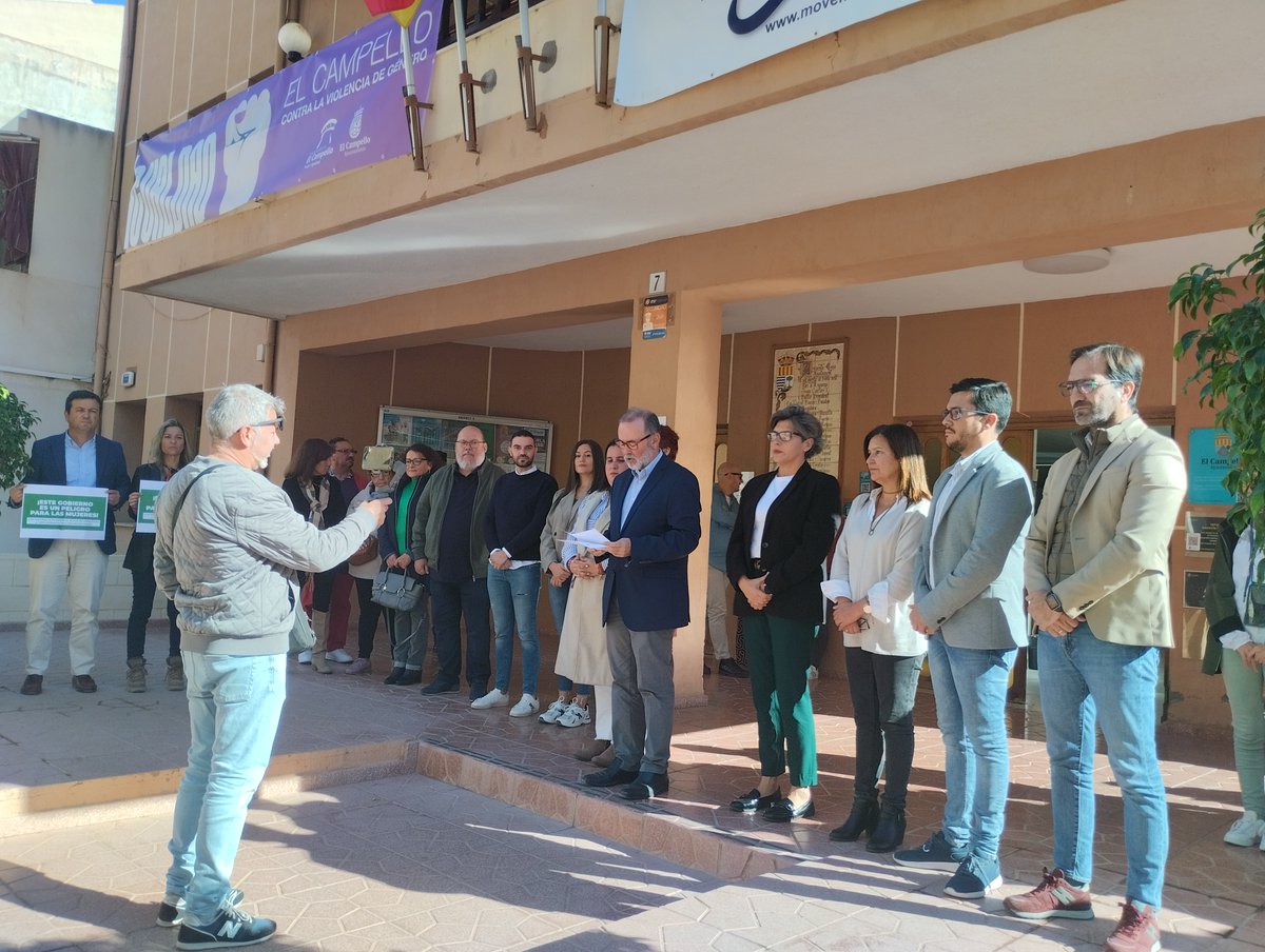 ElCampelloAyto's tweet photo. 🟣Emotivo minuto de silencio en #ElCampello contra la violencia de género que sufren las mujeres #25N @JuanjoBerenguer Lee AQUÍ completa la noticia https://t.co/m0zN27pgl1 https://t.co/UvgwwYO5Y8