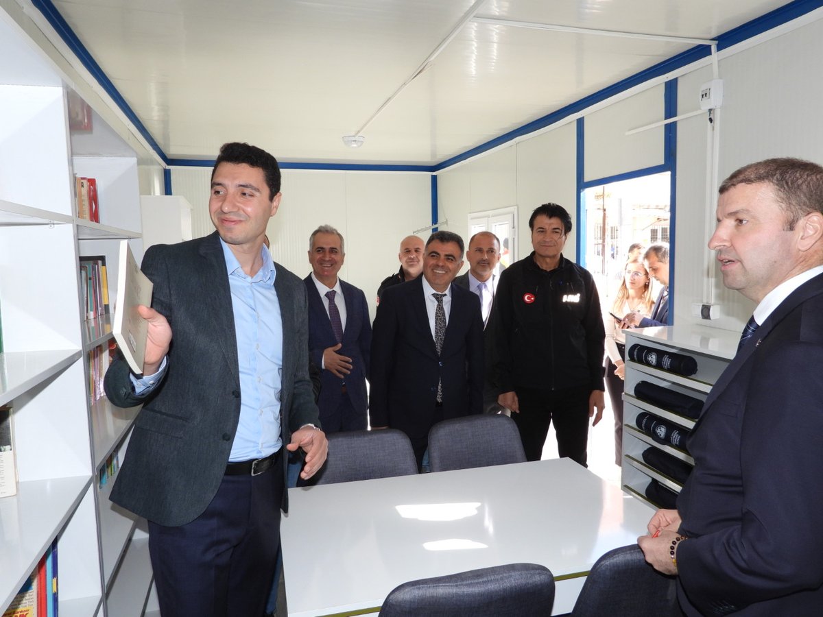 TC_Samandag's tweet photo. Koordinatör Kaymakamımız Sn. İbrahim ERGİN'in  katılımıyla Cumhuriyet Ortaokulu'nda  "Gezgin ve Yol Arkadaşları 100. Yıl Samandağ Okuma Sanatı Kütüphanesi'nin" açılışı gerçekleştirildi. https://t.co/5XSOB1b1iq