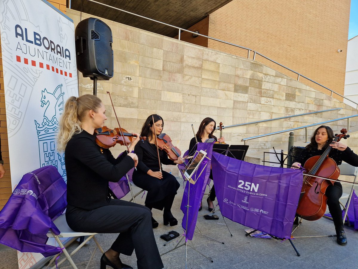 🟣 Alboraia unida contra la violència de gènere

👤 La regidora d'Igualtat, Màbel Redondo, llig el manifest institucional: "El nostre record està amb 1.237 dones assassinades des de 2003 i amb 428 menors d'edat des de 2013. Trebaññem constantment en erradicar este problema"