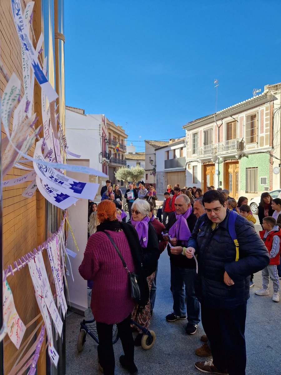 🗣 I l'alumnat dels centres educatius locals llancen missatges contra la violència masclista i en favor del respecte i la igualtat

📸 bit.ly/3sOxLMc