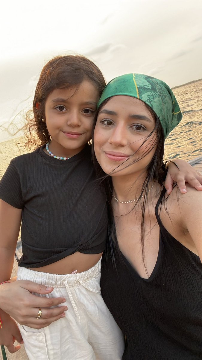 El atardecer, el mar y ella 🌅🌊👩‍👧