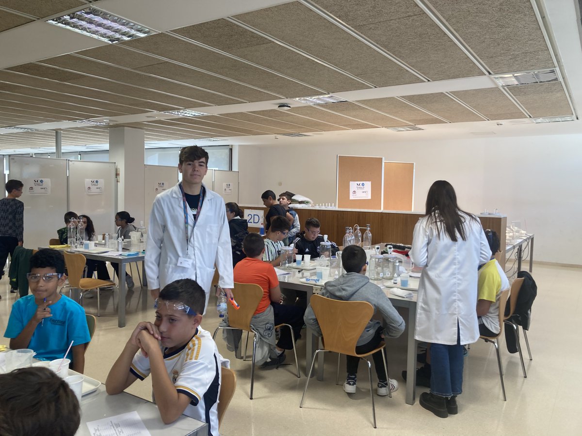 AliancaStem's tweet photo. 20/11 Els alumnes de l'Escola Marcel·lí Domingo durant la #SC23cat han estat verdaders científics i científiques. Han investigat com afecta un augment de CO2 al clima i que es pot fer per evitar-ho. @universitatURV @aeqtonline #aprendrefent https://t.co/BCnM2qz4LH