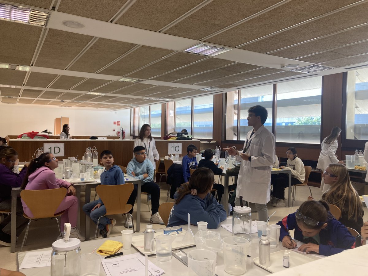 AliancaStem's tweet photo. 20/11 Els alumnes de l'Escola Marcel·lí Domingo durant la #SC23cat han estat verdaders científics i científiques. Han investigat com afecta un augment de CO2 al clima i que es pot fer per evitar-ho. @universitatURV @aeqtonline #aprendrefent https://t.co/BCnM2qz4LH