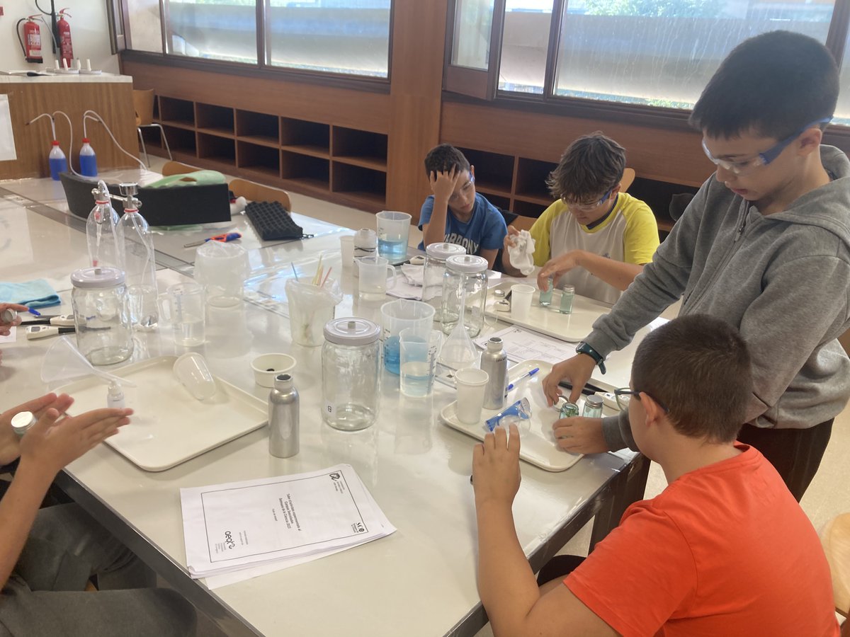 AliancaStem's tweet photo. 20/11 Els alumnes de l'Escola Marcel·lí Domingo durant la #SC23cat han estat verdaders científics i científiques. Han investigat com afecta un augment de CO2 al clima i que es pot fer per evitar-ho. @universitatURV @aeqtonline #aprendrefent https://t.co/BCnM2qz4LH