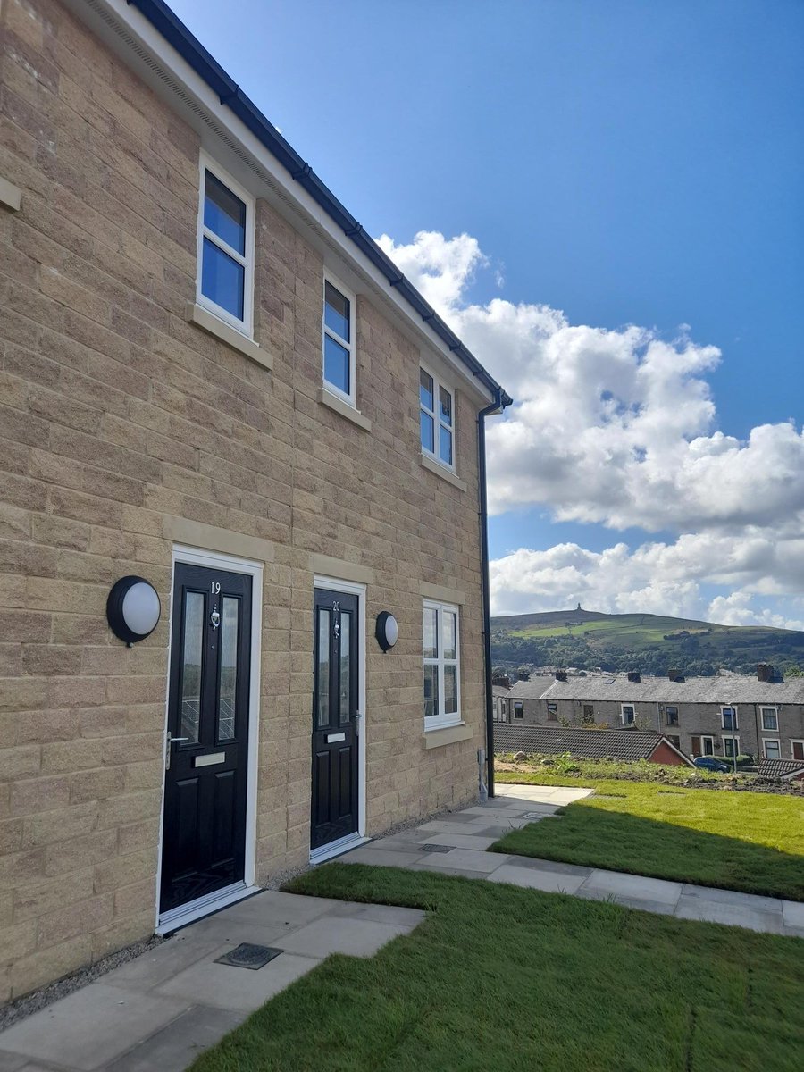 Final completions today at the fabulous Heathfields site Ellison Fold Way, Darwen. This has been a great development producing 67 high quality homes for #sharedownership and #affordablerent in collaboration with @McDermottHomes and @SFP_Manchester. #BuildingGreatness