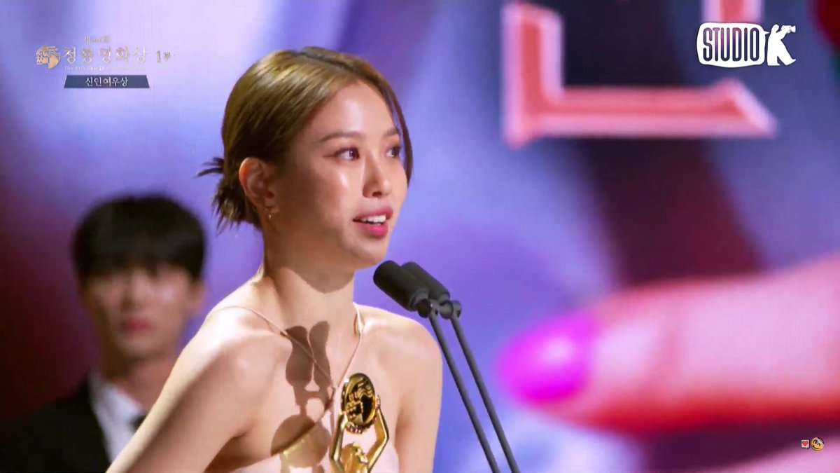 SwaraChingu's tweet photo. Congratulations Go Minsi! #BestNewActress #BlueDragonFilmAwards2023 #Smugglers https://t.co/hu9hgwBw79