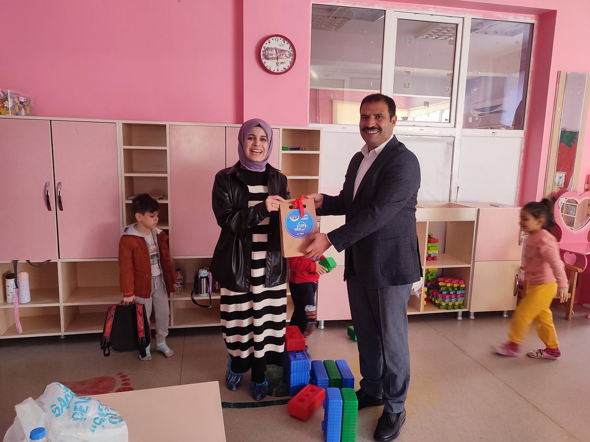 YesilayUrfa's tweet photo. 24 Kasım Öğretmenler günü dolayısıyla Eyyübiye İlçe Temsilcimizle birlikte TOKİ Gap Anaokulunda  Sağlıklı nesillerin yetişmesi için büyük bir özveriyle çalışan öğretmenlerimizin Öğretmenler Gününü kutladık.
@1920yesilay 
@hasansildak
#ÖğretmenlerGünü #Yesilayurfa https://t.co/VXRhHgGrIj