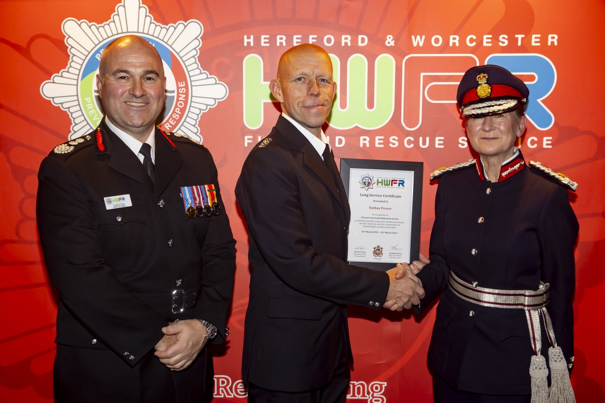 Congratulations to Watch Commander Nathan Preece who received a certificate from Chief Fire Officer Jon Pryce and the Lord Lieutenant of Worcestershire, Mrs Beatrice Grant to mark 30 years of service with HWFRS.
Thank you for your service Nathan!