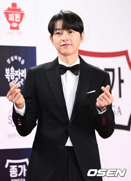 kiailecolombia's tweet photo. 🥰hermoso está #송중기 en la alfombra  delos  premios 
 #BlueDragonFilmAwards2023 
#SongJoongKi https://t.co/SJLPxPUI6e