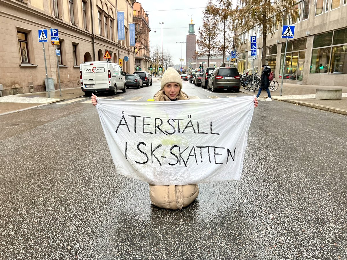 👊 Skatten rusar på ISK. Regeringen agerar inte. Då behövs en dos ISK-aktivism på Stockholms gator. Sparekonom <a href="/FridaNordnet/">Frida Bratt</a> visar vägen.