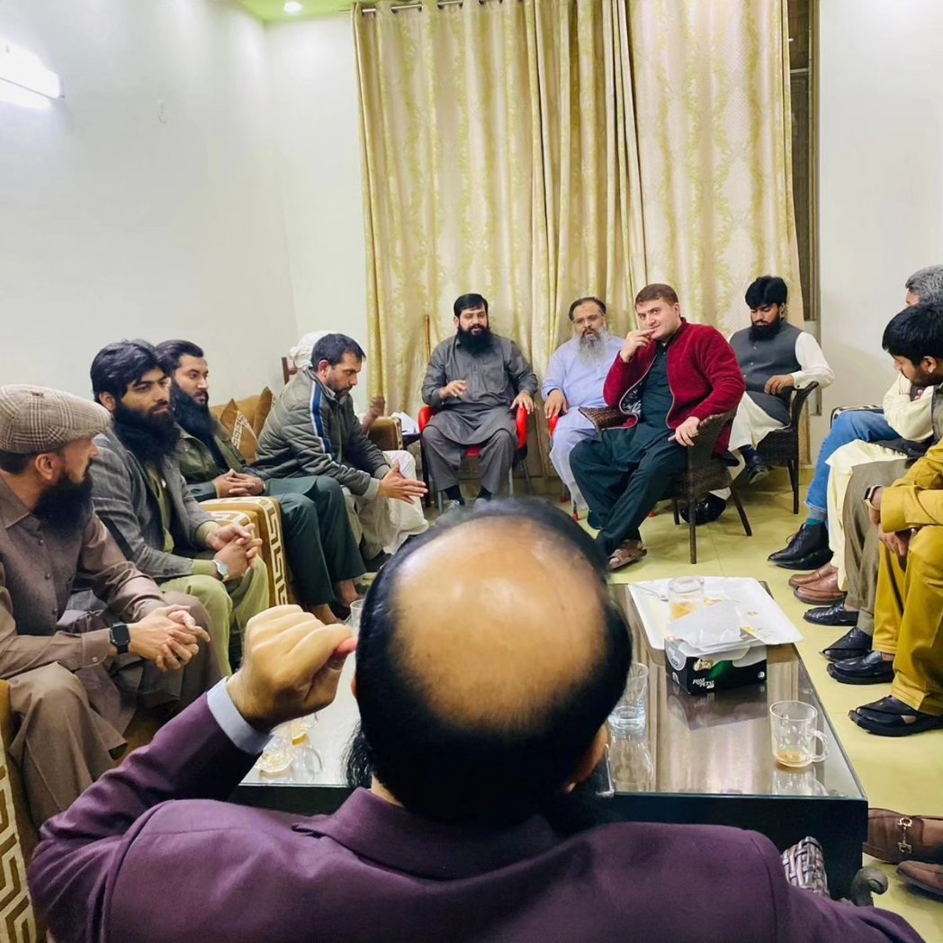 Khalid_Naik_'s tweet photo. خالد نیک گجر امیدوار این اے 127 نے دو فریقین کے مابین عرصہ دراز سے جاری تنازعہ کو اپنی موجودگی میں سنا اور ان شاءاللہ اس کے بہتر حل کے لیے زیر غور.
.
#KhalidNaikGujjar #NA127Candidate #ConflictResolution #CommunityLeadership #Election2023 #PeacefulSolution https://t.co/UZPI5GKfIo
