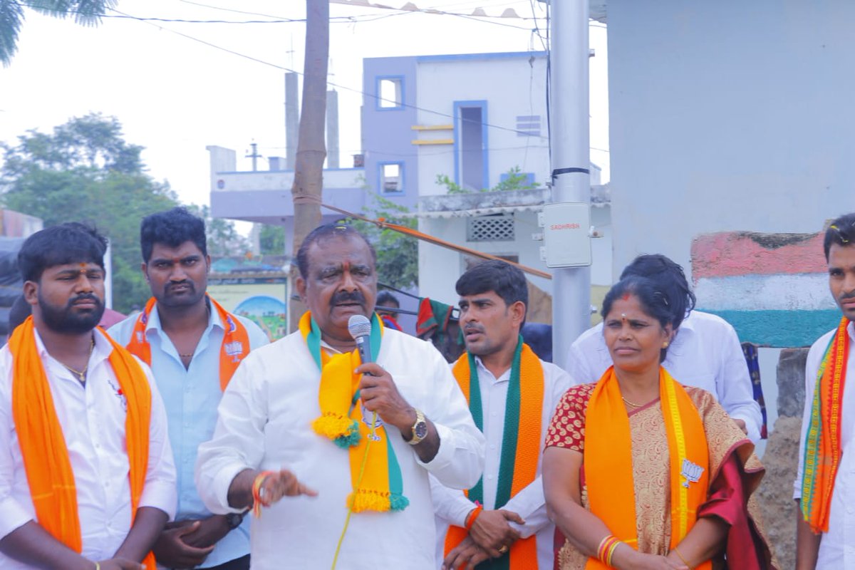 JakkulaDas's tweet photo. ఎన్నికల ప్రచారంలో భాగంగా జడ్చర్ల నియోజకవర్గం బాలనగర్ మండల్ పరిధిలోని కుర్వగడ్డ పల్లి గ్రామంలో ఇంటింటికి వెళ్లి కమలం పువ్వు గుర్తుకు ఓటు వేయమని గ్రామ ప్రజలను కోరడమైనది..

కమలం పువ్వు గుర్తుకు ఓటేద్దాం.. బిజెపిని గెలిపిద్దాం...

#Vote4BJP #Vote4Lotus
#TelanganaWithBJP #BJP https://t.co/Je3KIojgIm